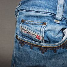 Load image into Gallery viewer, Y2K Diesel low-rise flare jeans (W32)