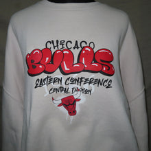 Load image into Gallery viewer, Chicago Bulls graphic off white sweater (M)
