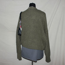 Load image into Gallery viewer, Olive green velvet type cardigan (M)
