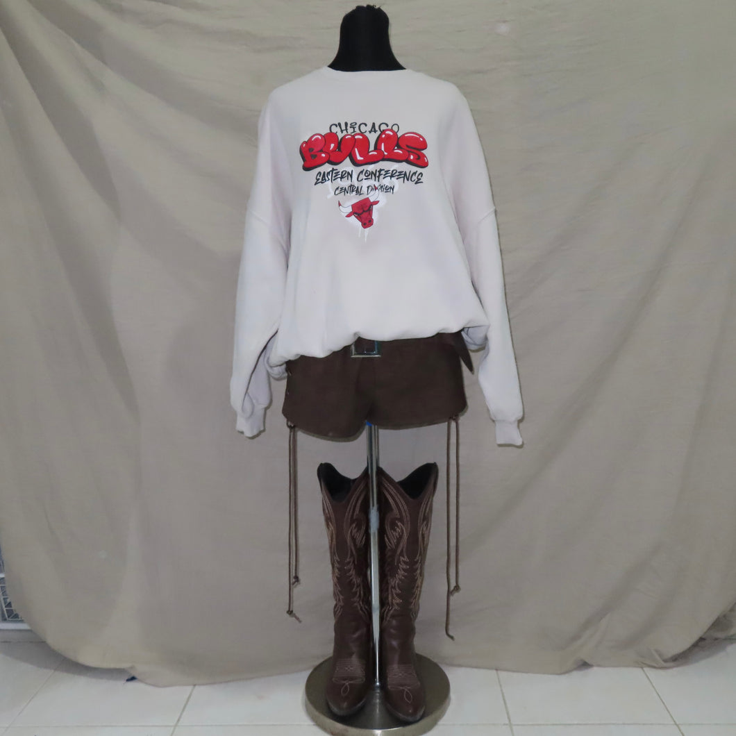 Chicago Bulls graphic off white sweater (M)