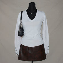 Load image into Gallery viewer, White v-cut buttoned sleeve top (XS)

