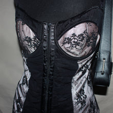 Load image into Gallery viewer, Nudish pink laced zipped corset (M)
