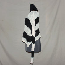 Load image into Gallery viewer, Stripped knitted sweater (M)
