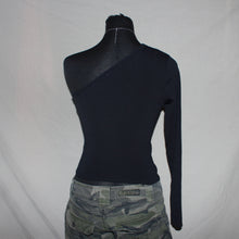 Load image into Gallery viewer, Smeike off shoulder black top (S)
