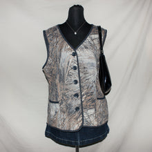 Load image into Gallery viewer, Camo button up vest (M)
