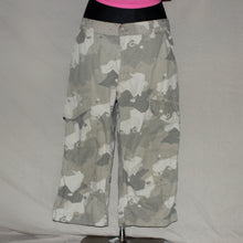 Load image into Gallery viewer, 3/4 Length low waisted camo capri (W32)
