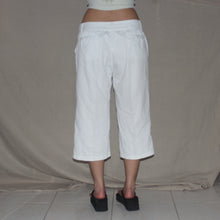 Load image into Gallery viewer, Katies white trousers capri (W29)
