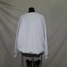 Load image into Gallery viewer, Chicago Bulls graphic off white sweater (M)
