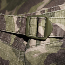 Load image into Gallery viewer, Camo low waist cargo pants (W28/32)
