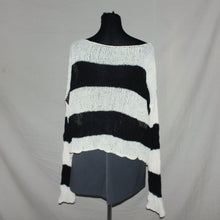 Load image into Gallery viewer, Stripped knitted sweater (M)
