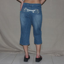 Load image into Gallery viewer, Jeans bedazzled denim capri (L)
