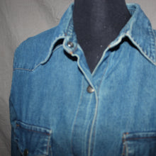 Load image into Gallery viewer, Denim button up top (M)
