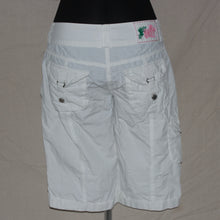 Load image into Gallery viewer, White low-waisted cargo capri (W24)
