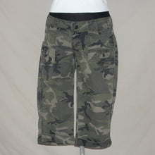 Load image into Gallery viewer, O'neill low waisted camo capri (W28)
