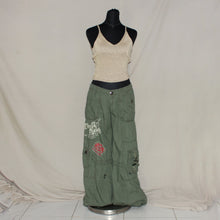 Load image into Gallery viewer, Blanco low waisted cargo (L)
