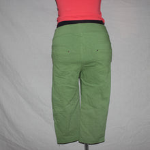 Load image into Gallery viewer, Green low waisted stretchy fabric capri (S)
