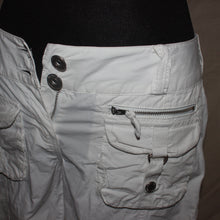 Load image into Gallery viewer, White low-waisted cargo capri (W24)
