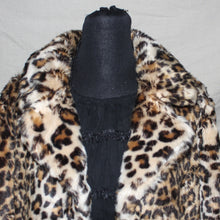 Load image into Gallery viewer, Cheetah print fur jacket (L)
