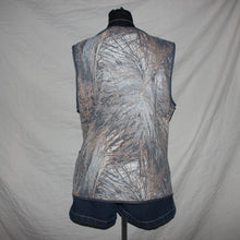 Load image into Gallery viewer, Camo button up vest (M)
