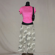 Load image into Gallery viewer, 3/4 Length low waisted camo capri (W32)
