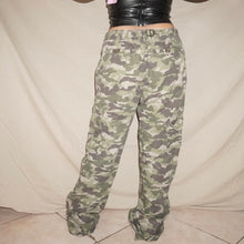 Load image into Gallery viewer, Camo low waist cargo pants (W28/32)
