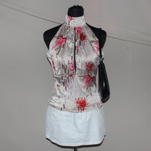Load image into Gallery viewer, Halter-neck top with a floral pattern (S)
