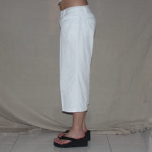 Load image into Gallery viewer, Katies white trousers capri (W29)
