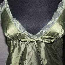 Load image into Gallery viewer, Green satin type laced tank (M)
