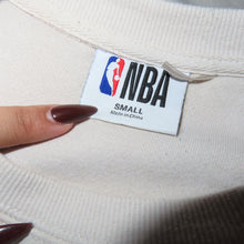 Load image into Gallery viewer, Chicago Bulls graphic off white sweater (M)
