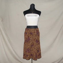 Load image into Gallery viewer, Floral patterned midi skirt (S)

