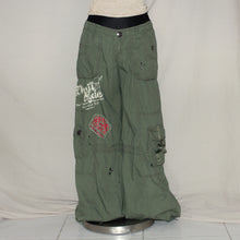 Load image into Gallery viewer, Blanco low waisted cargo (L)
