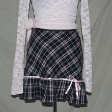 Load image into Gallery viewer, Gingham black and pink ruffled skirt (S)
