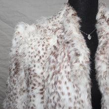 Load image into Gallery viewer, White deer patterned fur coat (M)
