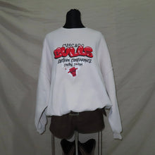 Load image into Gallery viewer, Chicago Bulls graphic off white sweater (M)
