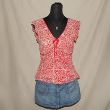 Load image into Gallery viewer, Rose red patterned ruffled v-cut top (XS/S)
