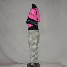 Load image into Gallery viewer, 3/4 Length low waisted camo capri (W32)
