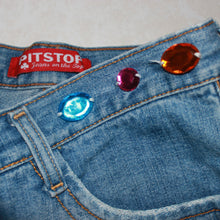 Load image into Gallery viewer, Bedazzled flared low-waisted jeans (W29)
