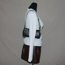 Load image into Gallery viewer, White v-cut buttoned sleeve top (XS)
