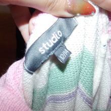 Load image into Gallery viewer, Stripped knitted sweater (M)

