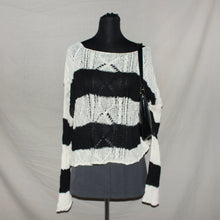 Load image into Gallery viewer, Stripped knitted sweater (M)
