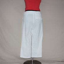 Load image into Gallery viewer, Papaya white satin type capri (M)
