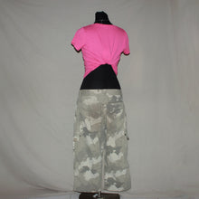 Load image into Gallery viewer, 3/4 Length low waisted camo capri (W32)
