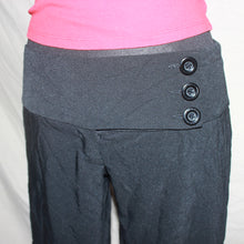 Load image into Gallery viewer, Buttoned black low waisted capri (W29)
