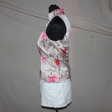 Load image into Gallery viewer, Halter-neck top with a floral pattern (S)
