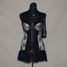 Load image into Gallery viewer, Nudish pink laced zipped corset (M)
