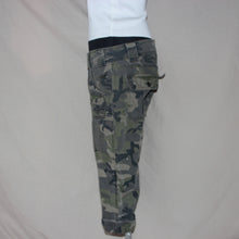 Load image into Gallery viewer, O'neill low waisted camo capri (W28)
