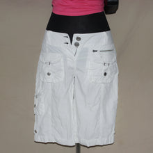 Load image into Gallery viewer, White low-waisted cargo capri (W24)
