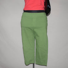 Load image into Gallery viewer, Green low waisted stretchy fabric capri (S)
