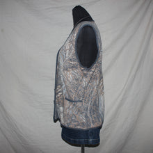 Load image into Gallery viewer, Camo button up vest (M)
