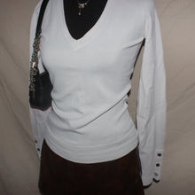 Load image into Gallery viewer, White v-cut buttoned sleeve top (XS)
